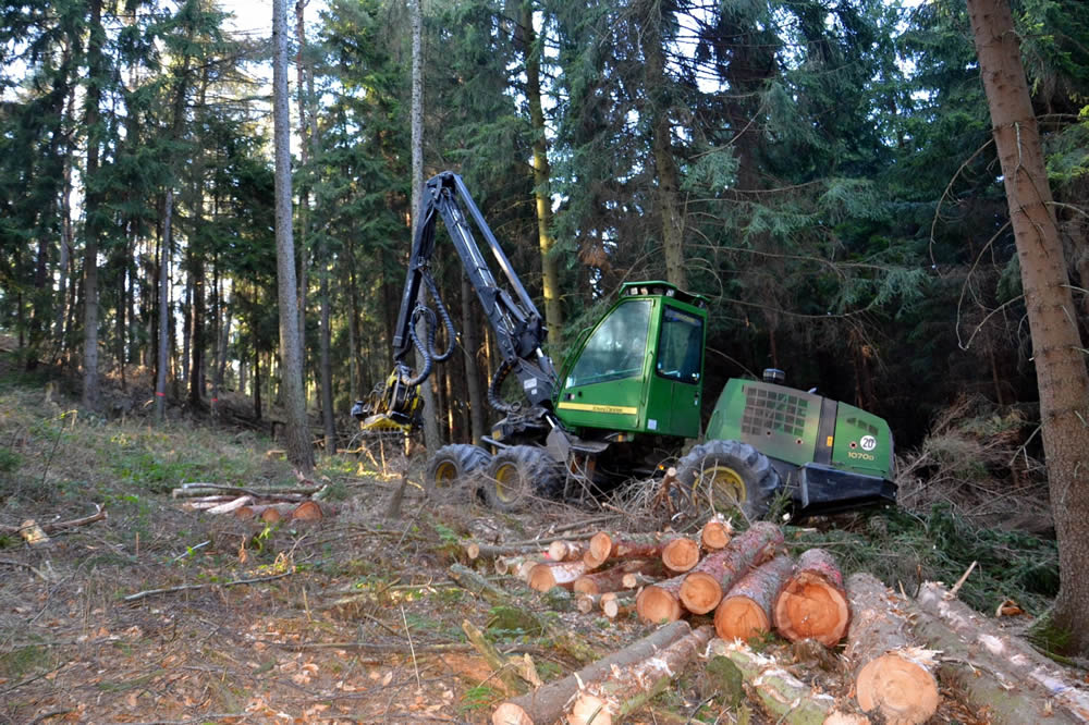 Harvester John Deere JD 1070 D im Hang